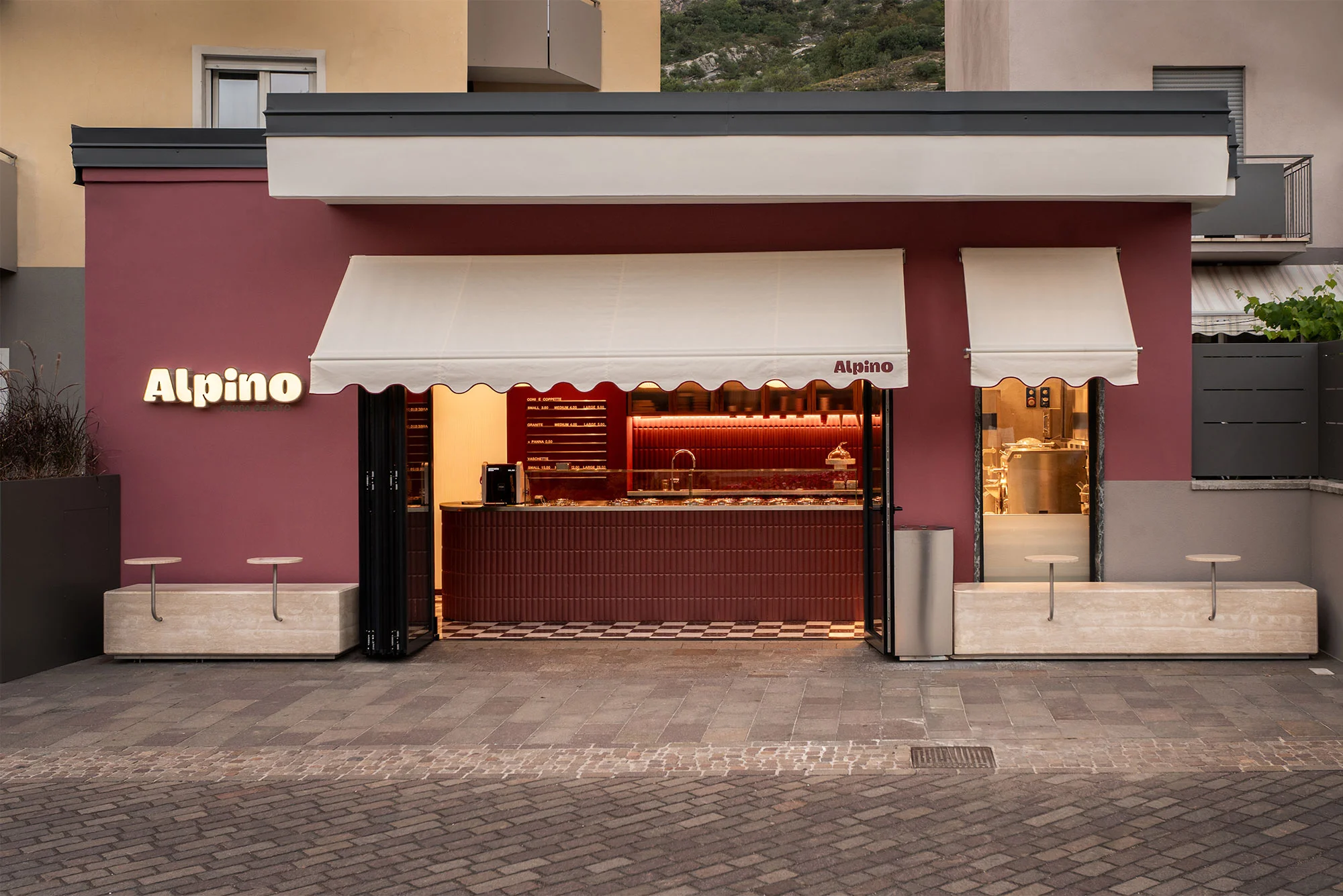 Vista esterna della gelateria Alpino a Nago