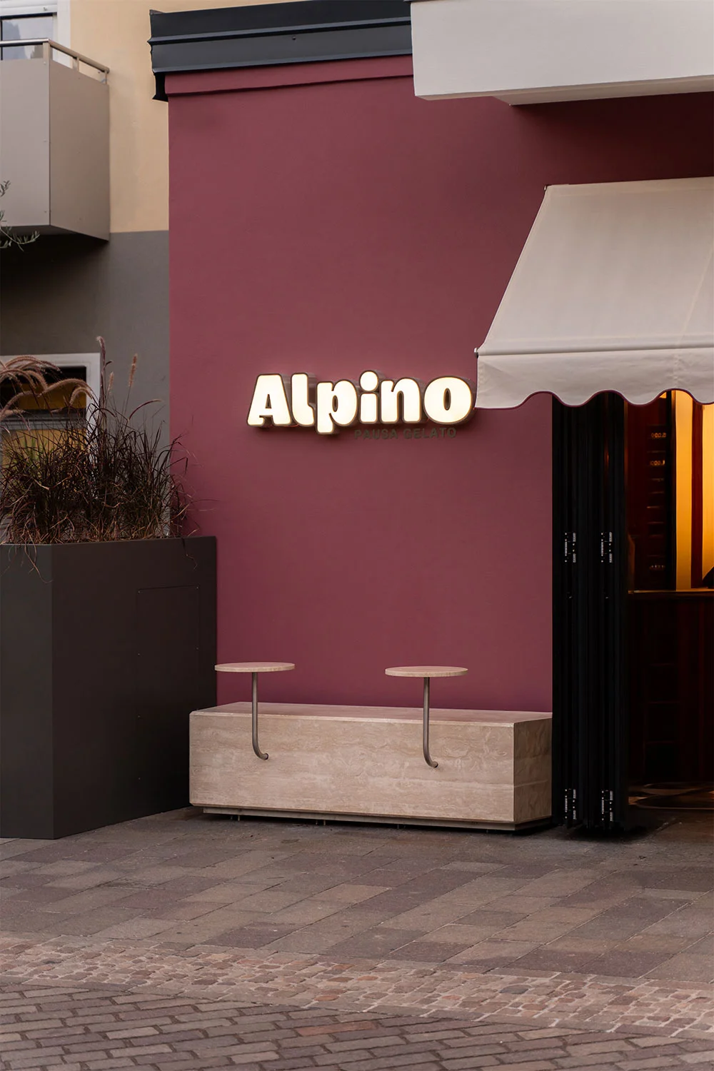 Sedute esterne della gelateria Alpino a Nago