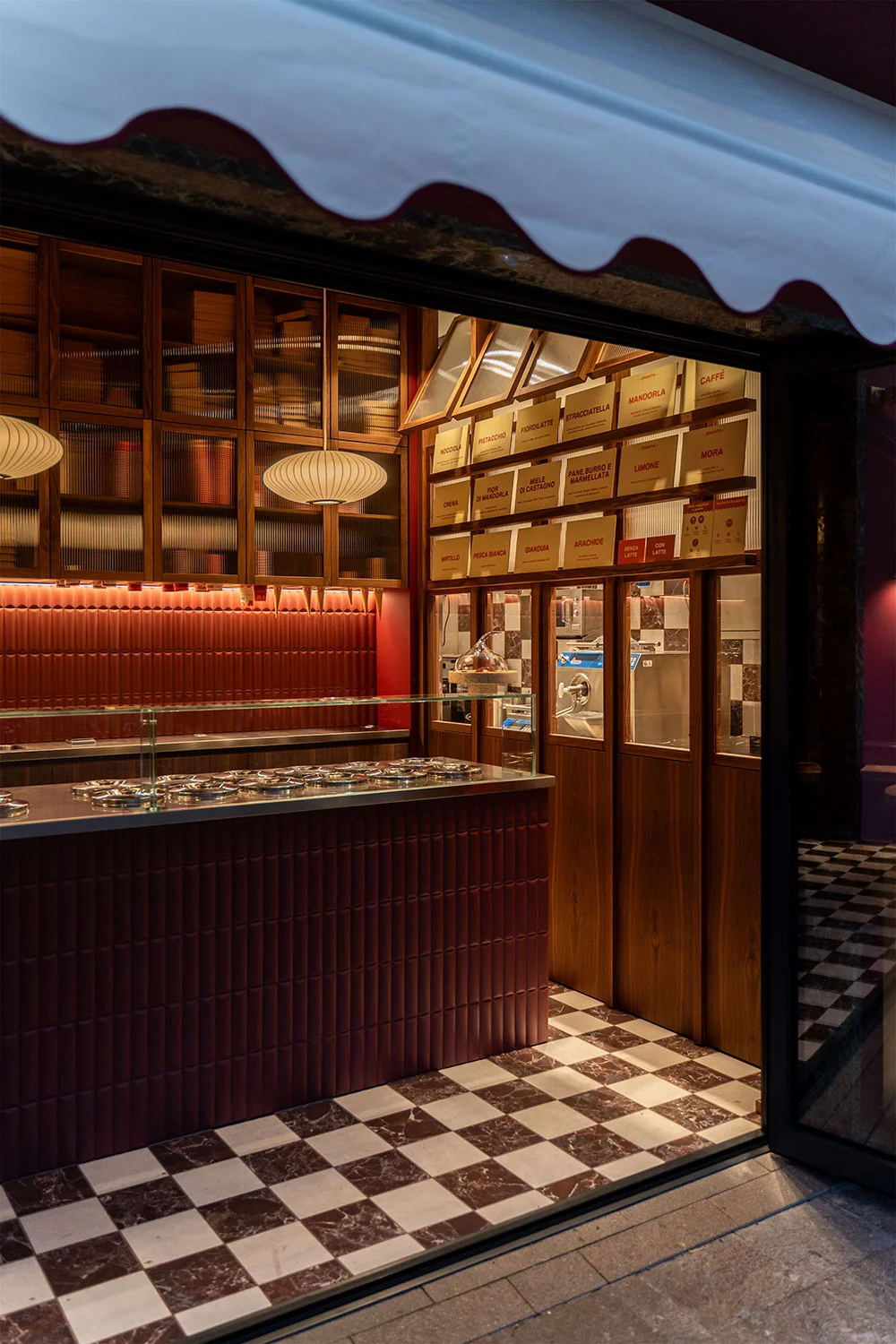 Ingresso esterno della gelateria Alpino a Nago
