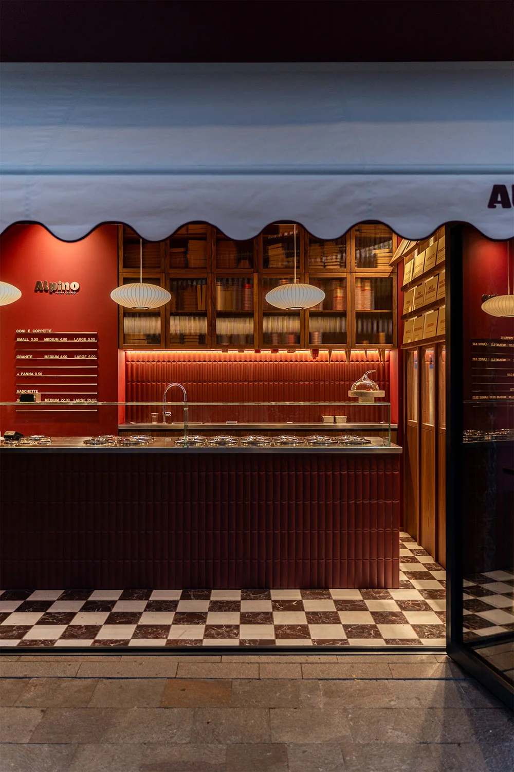 Ingresso esterno della gelateria Alpino a Nago