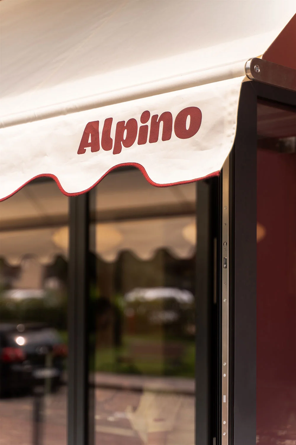 Dettaglio della tenda esterna della gelateria Alpino a Nago